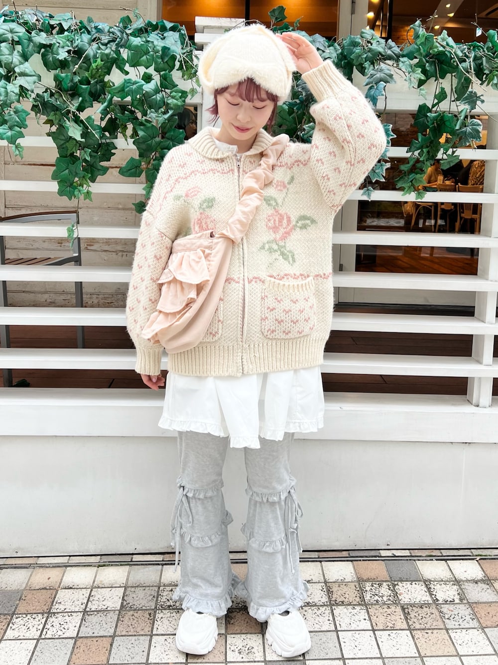 ピンク系のカーディガン/ボレロ、グレー系のスウェットパンツ、ピンク系のショルダーバッグを着用したレディースの秋コーディネートの6枚目の写真