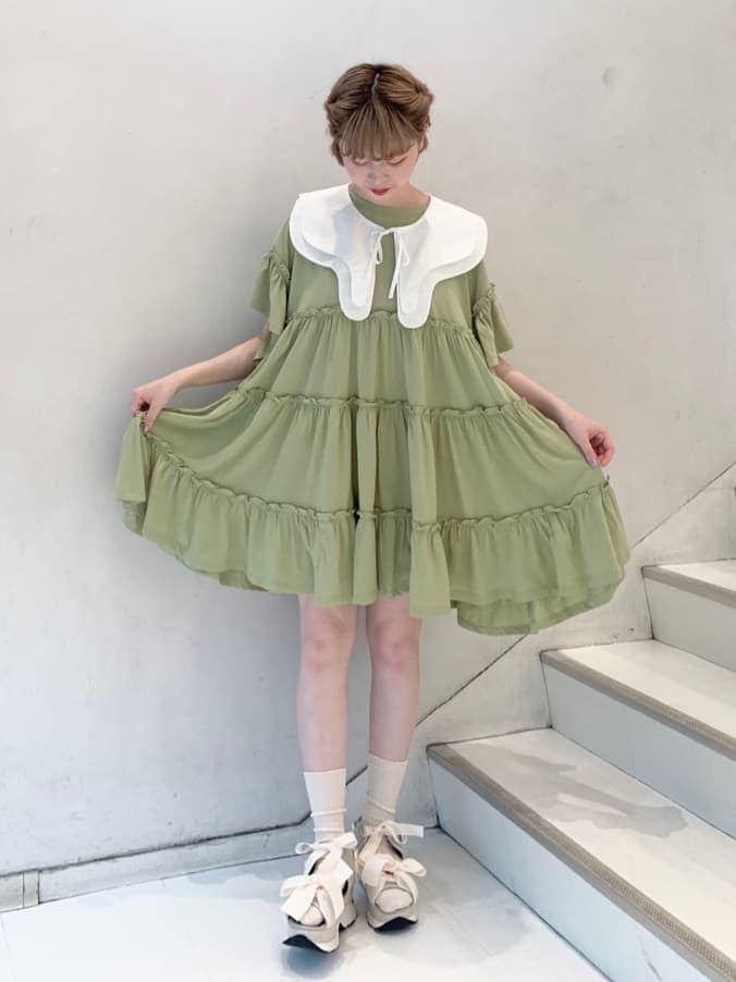 ホワイト系のサンダル、グリーン系のワンピース、ホワイト系の付け襟を着用したレディースの春コーディネートの5枚目の写真