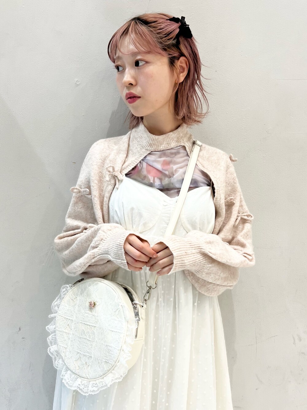 ホワイト系のTシャツ/カットソー、ホワイト系のワンピース、ピンク系のローファーを着用したレディースの秋コーディネートの6枚目の写真
