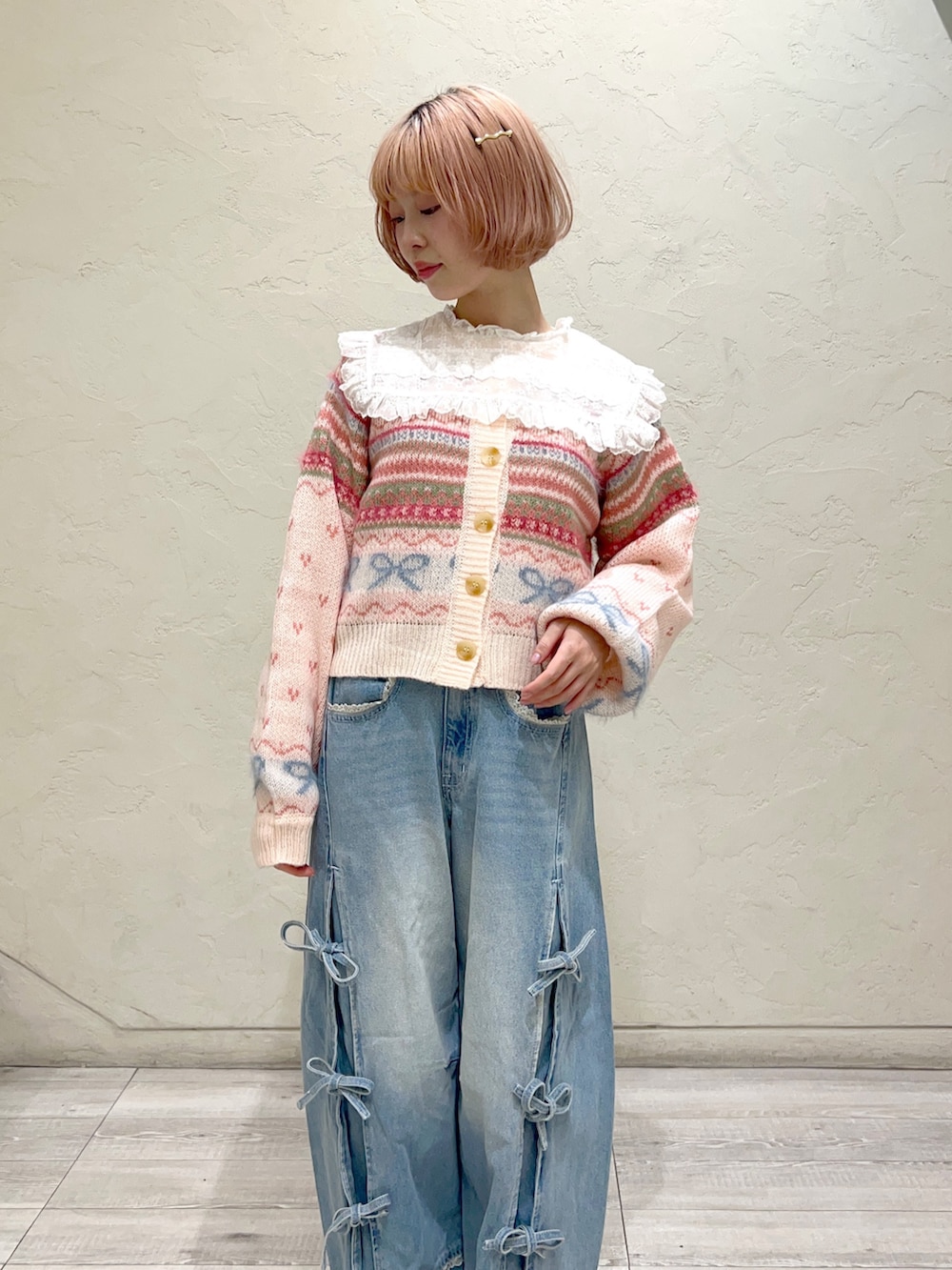 ピンク系のカーディガン/ボレロ、ホワイト系のシャツ/ブラウス、ベージュ系のハンドバッグを着用したレディースの秋コーディネートの7枚目の写真