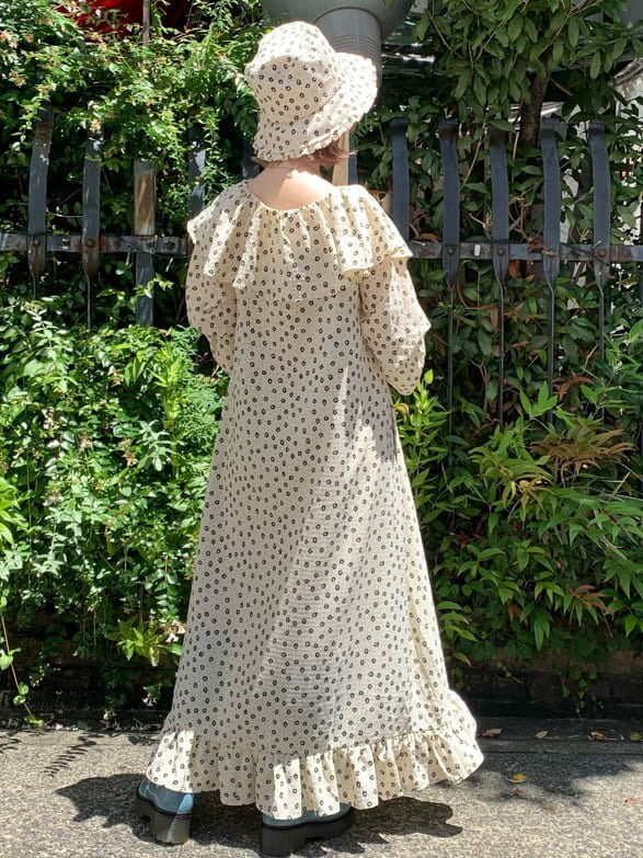 ホワイト系のハットを着用したレディースの夏コーディネートの2枚目の写真