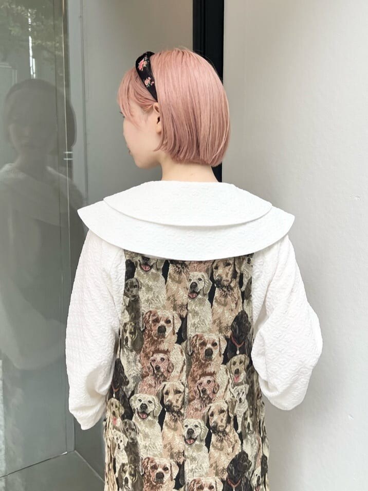 ブラック系のローファー、その他のジャンパースカート、ホワイト系のシャツ/ブラウスを着用したレディースの夏コーディネートの7枚目の写真