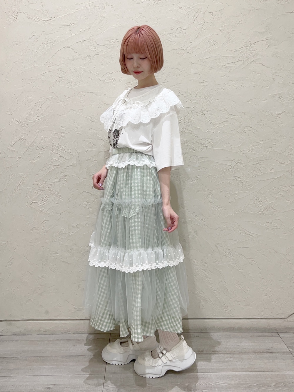 グリーン系のスカート、グリーン系のスカート、ホワイト系のTシャツ/カットソーを着用したレディースの夏コーディネートの3枚目の写真