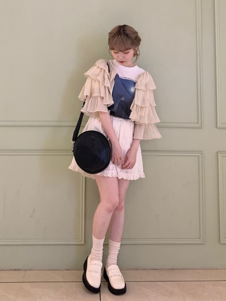 ブラック系のショルダーバッグ、ホワイト系のTシャツ/カットソー、ホワイト系のその他パンツを着用したレディースの春コーディネートの2枚目の写真