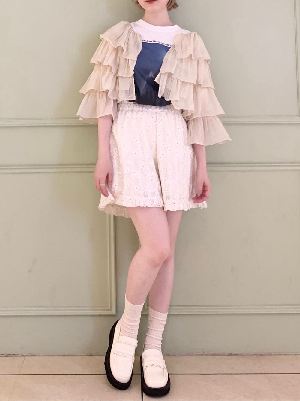 ブラック系のショルダーバッグ、ホワイト系のTシャツ/カットソー、ホワイト系のその他パンツを着用したレディースの春コーディネートの3枚目の写真