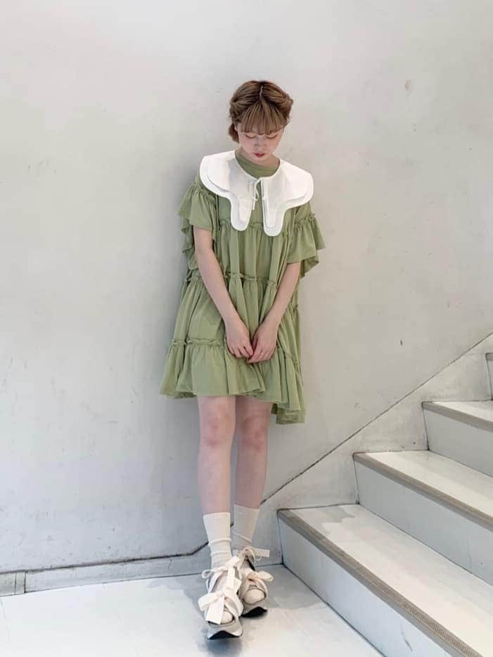 ホワイト系のサンダル、グリーン系のワンピース、ホワイト系の付け襟を着用したレディースの春コーディネートの3枚目の写真