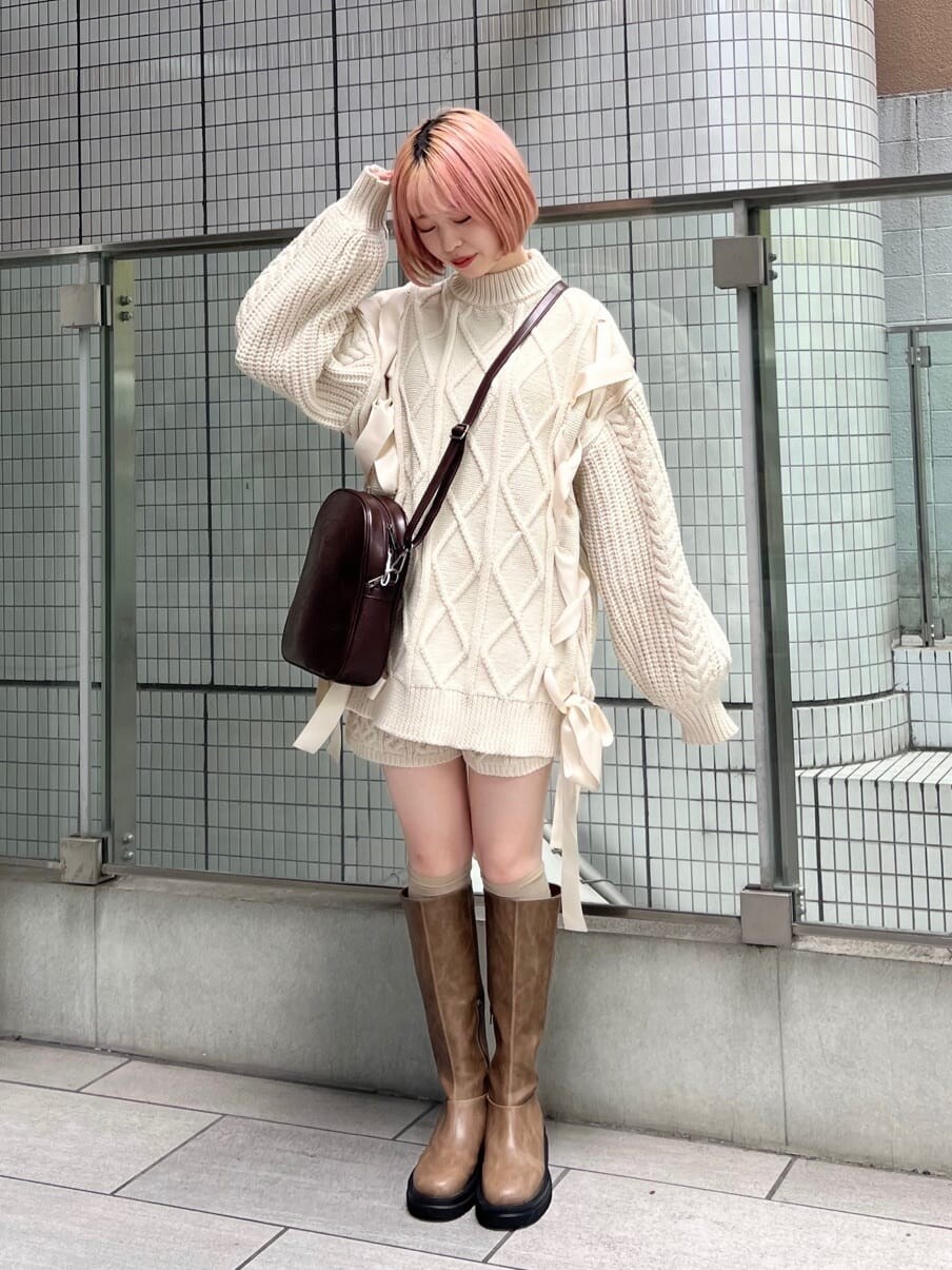 ホワイト系のその他パンツ、ベージュ系のブーツ、ホワイト系のニット/セーターを着用したレディースの秋コーディネートの2枚目の写真