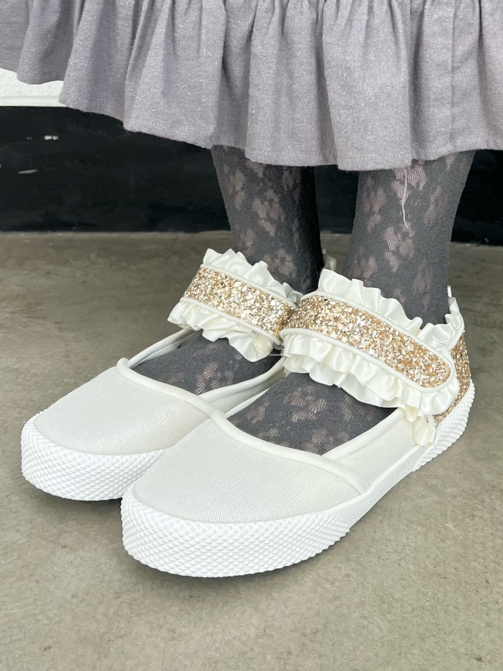 ブラック系のブルゾン、グレー系のワンピース、ホワイト系のスニーカーを着用したレディースの冬コーディネートの10枚目の写真