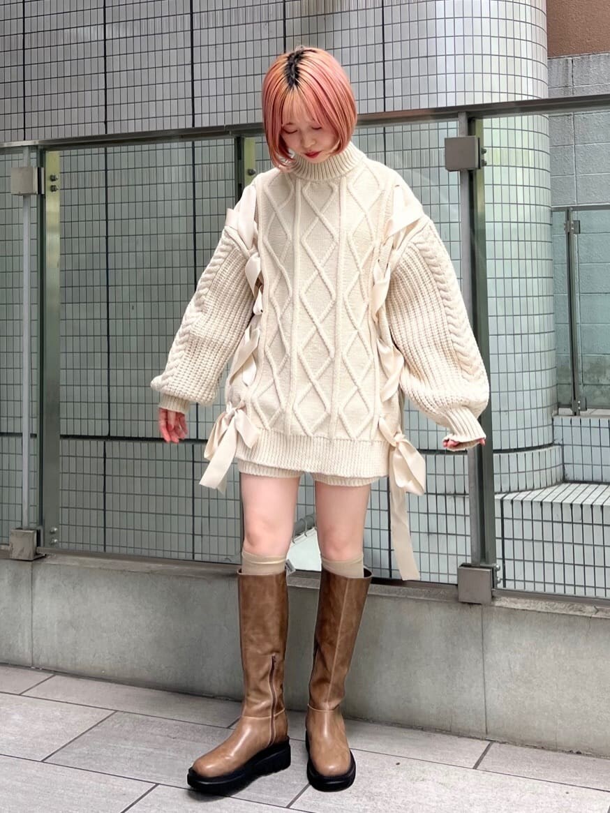 ホワイト系のその他パンツ、ベージュ系のブーツ、ホワイト系のニット/セーターを着用したレディースの秋コーディネートの4枚目の写真