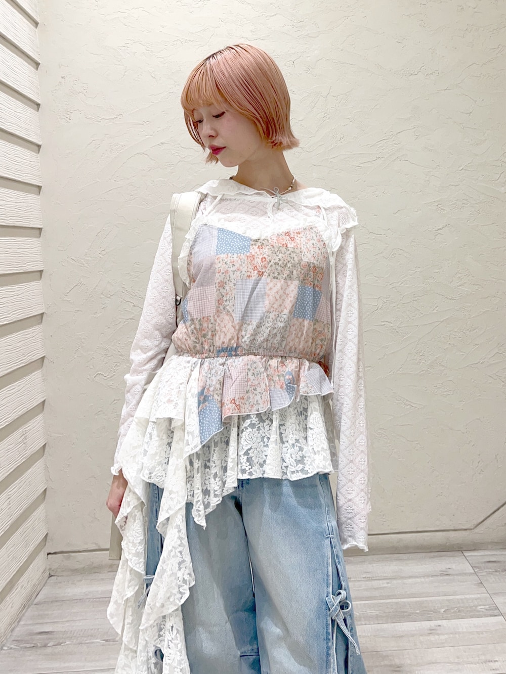 ホワイト系のTシャツ/カットソー、ピンク系のシャツ/ブラウス、ベージュ系のメッセンジャーバッグを着用したレディースの夏コーディネートの4枚目の写真