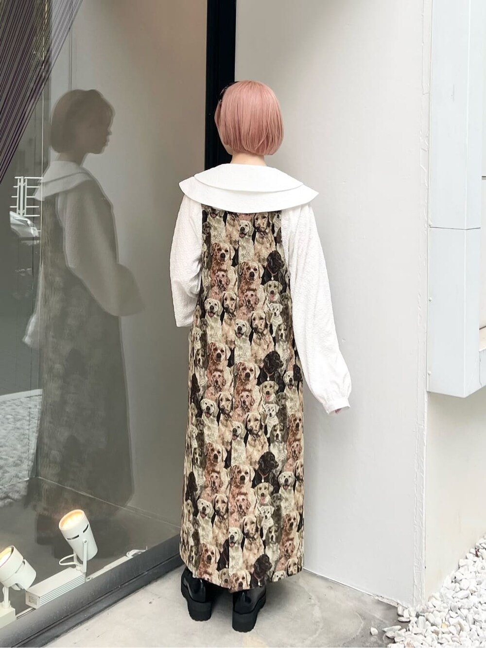 ブラック系のローファー、その他のジャンパースカート、ホワイト系のシャツ/ブラウスを着用したレディースの夏コーディネートの4枚目の写真