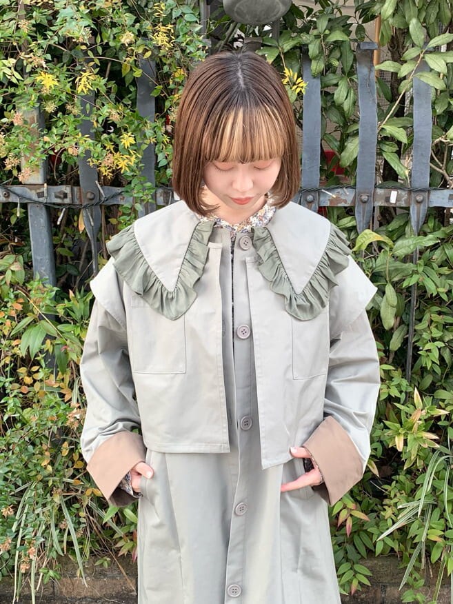 ブラック系のブーツ、ブルー系のシャツ/ブラウス、ベージュ系のトレンチコートを着用したレディースの冬コーディネートの4枚目の写真