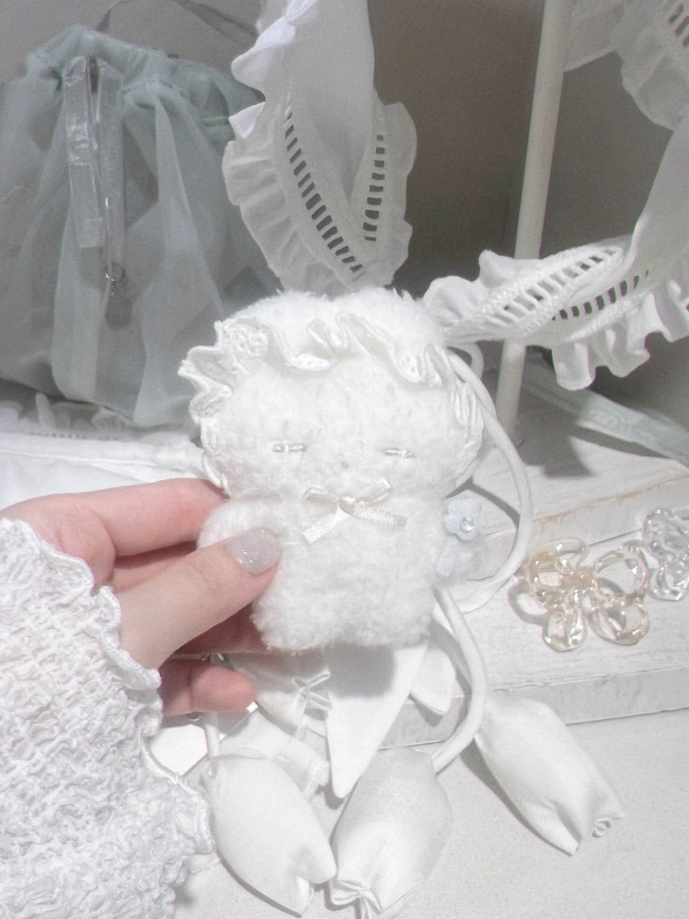 ホワイト系のワンピース、ホワイト系のTシャツ/カットソー、ホワイト系のトートバッグを着用したレディースの冬コーディネートの10枚目の写真