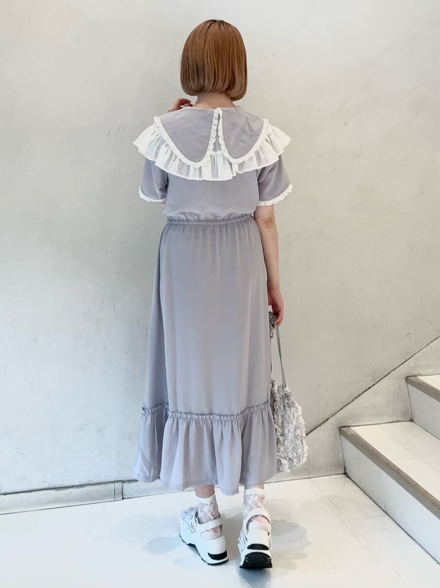 ホワイト系のサンダル、パープル系のハンドバッグ、ブルー系のワンピースを着用したレディースの夏コーディネートの4枚目の写真