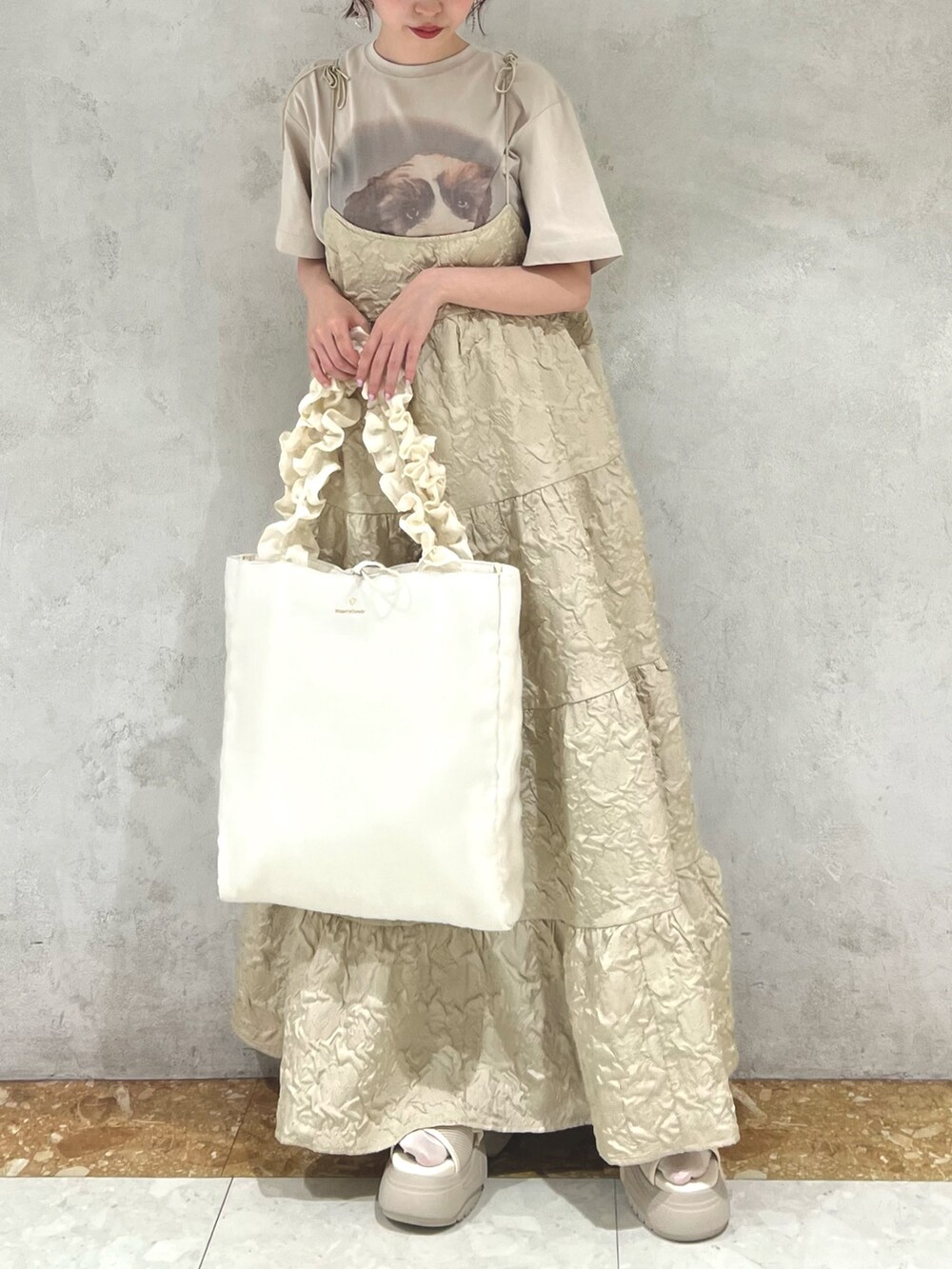 ベージュ系のTシャツ/カットソー、ベージュ系のワンピース、ホワイト系のサンダルを着用したレディースの夏コーディネートの5枚目の写真