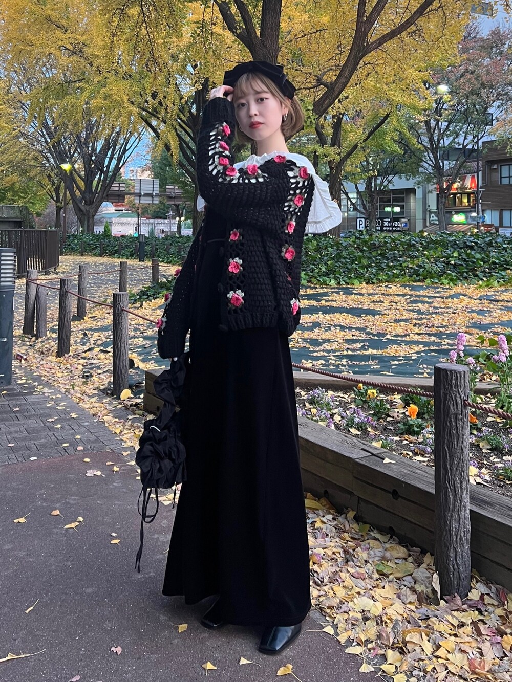 ホワイト系のシャツ/ブラウス、ブラック系のショルダーバッグ、ブラック系のカーディガン/ボレロを着用したレディースの冬コーディネートの2枚目の写真