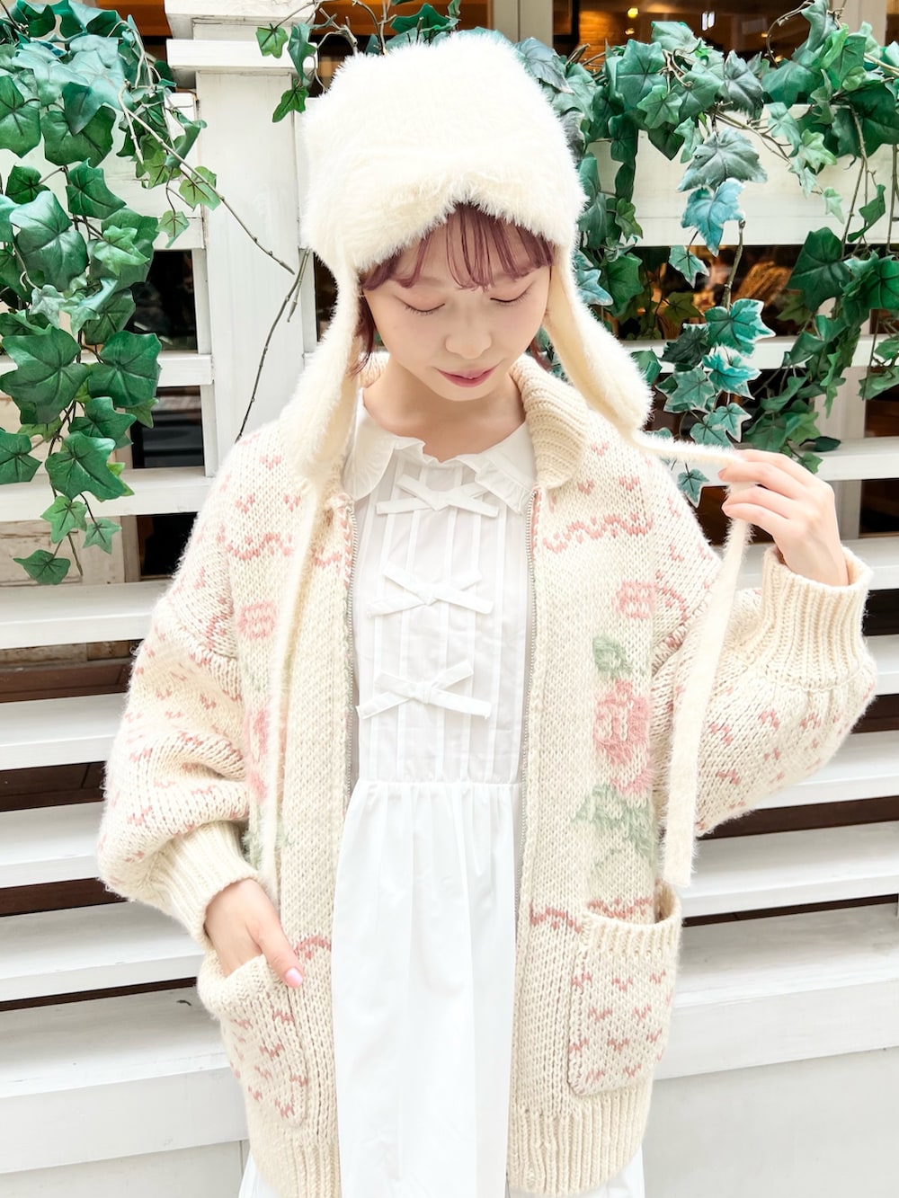 ピンク系のカーディガン/ボレロ、グレー系のスウェットパンツ、ピンク系のショルダーバッグを着用したレディースの秋コーディネートの7枚目の写真