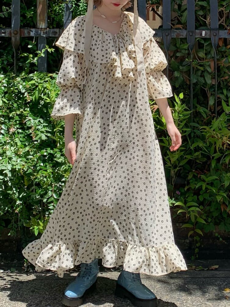 ホワイト系のハットを着用したレディースの夏コーディネートの3枚目の写真