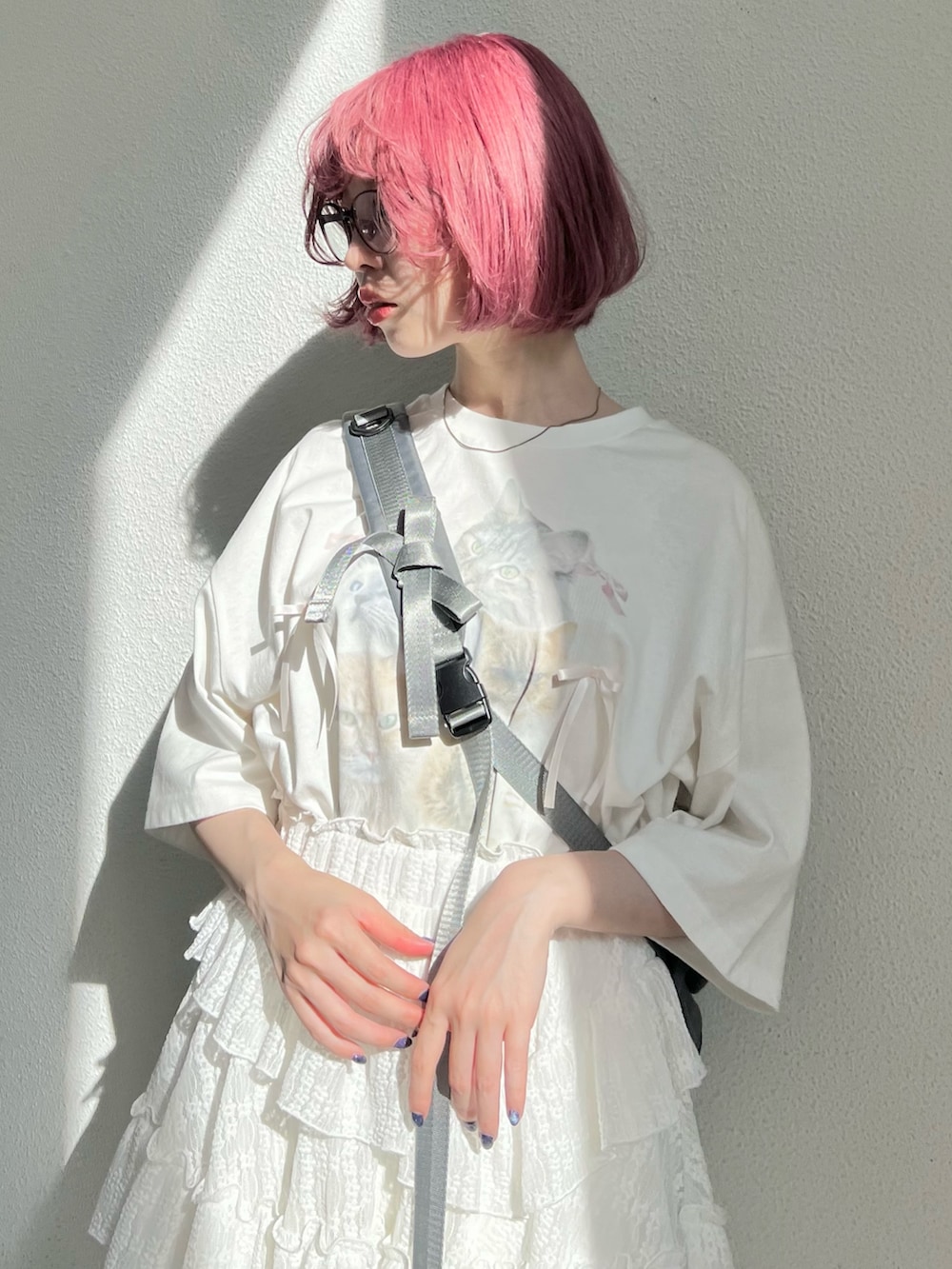 ホワイト系のTシャツ/カットソー、ホワイト系のスカート、ホワイト系のスニーカーを着用したレディースの春コーディネートの6枚目の写真