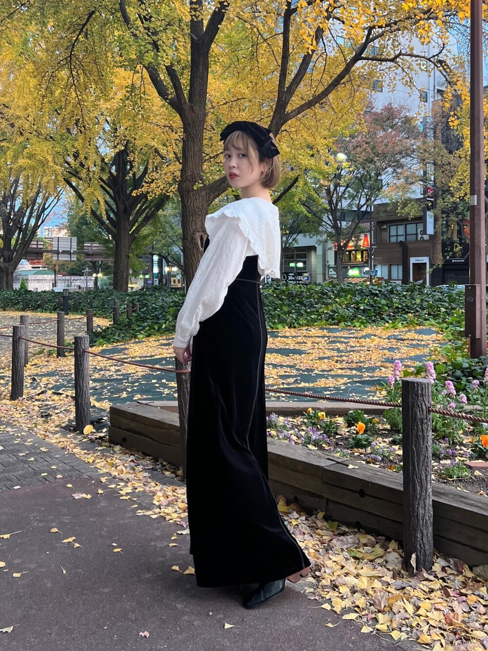 ホワイト系のシャツ/ブラウス、ブラック系のショルダーバッグ、ブラック系のカーディガン/ボレロを着用したレディースの冬コーディネートの3枚目の写真