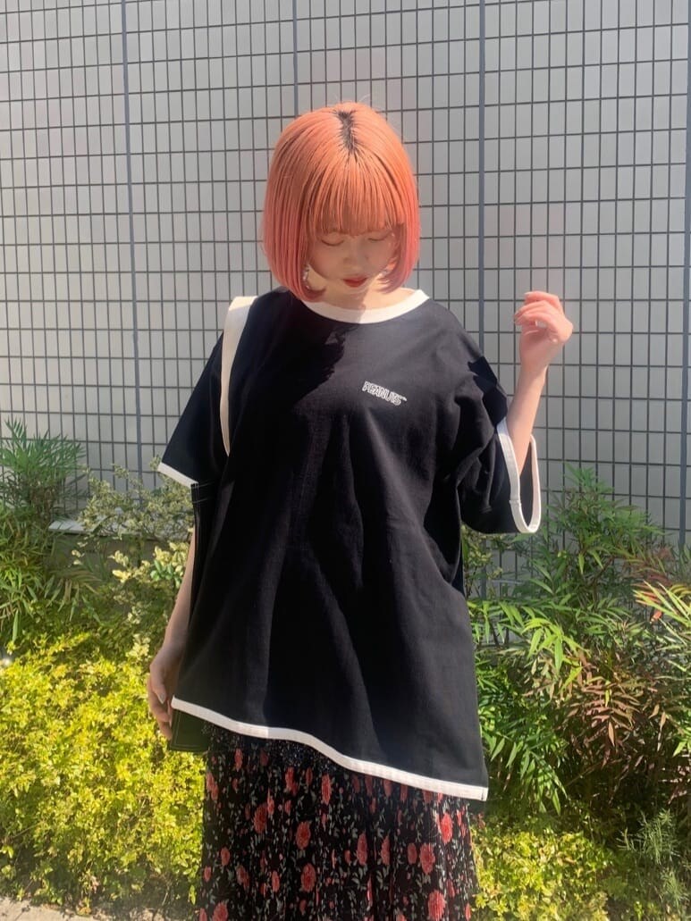 ブラック系のパンプス、ブラック系のスカート、ブラック系のトートバッグを着用したレディースの春コーディネートの6枚目の写真