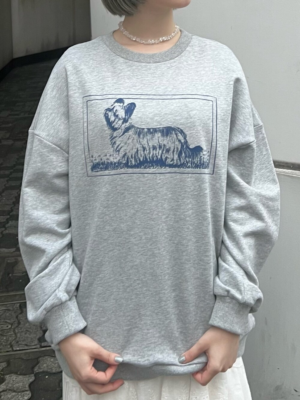 ベージュ系のブーツ、ベージュ系のトレンチコート、グレー系のスウェットを着用したレディースの冬コーディネートの8枚目の写真
