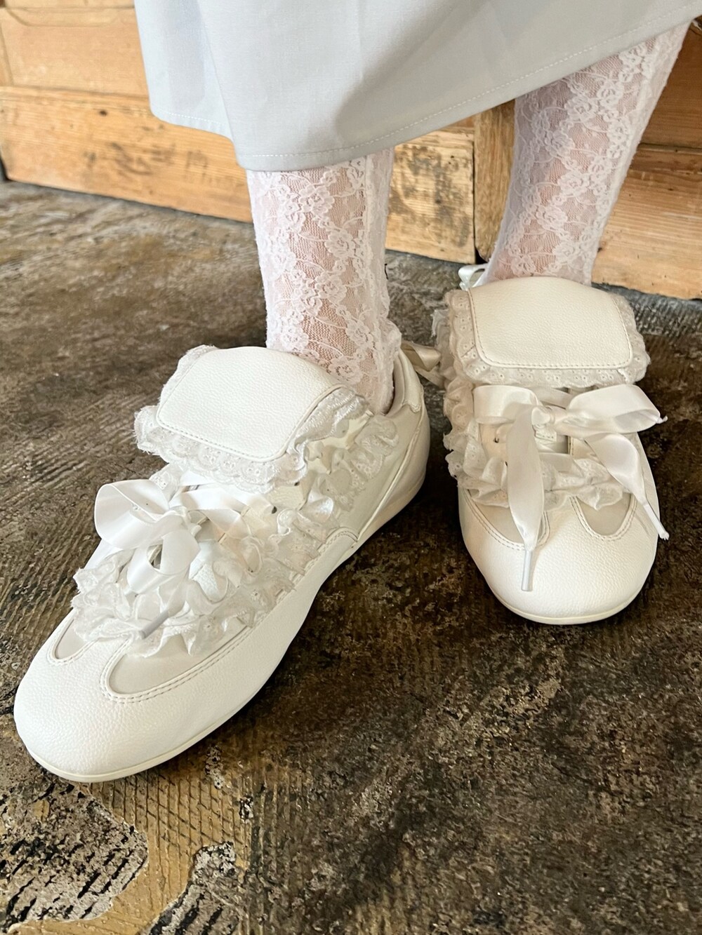 ホワイト系のシャツ/ブラウス、ブルー系のワンピース、ホワイト系のトートバッグを着用したレディースの春コーディネートの9枚目の写真