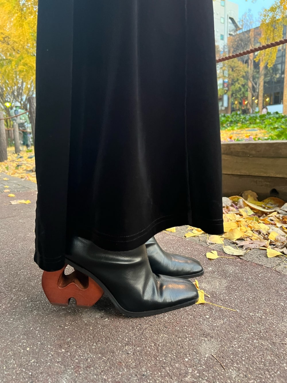 ホワイト系のシャツ/ブラウス、ブラック系のショルダーバッグ、ブラック系のカーディガン/ボレロを着用したレディースの冬コーディネートの10枚目の写真