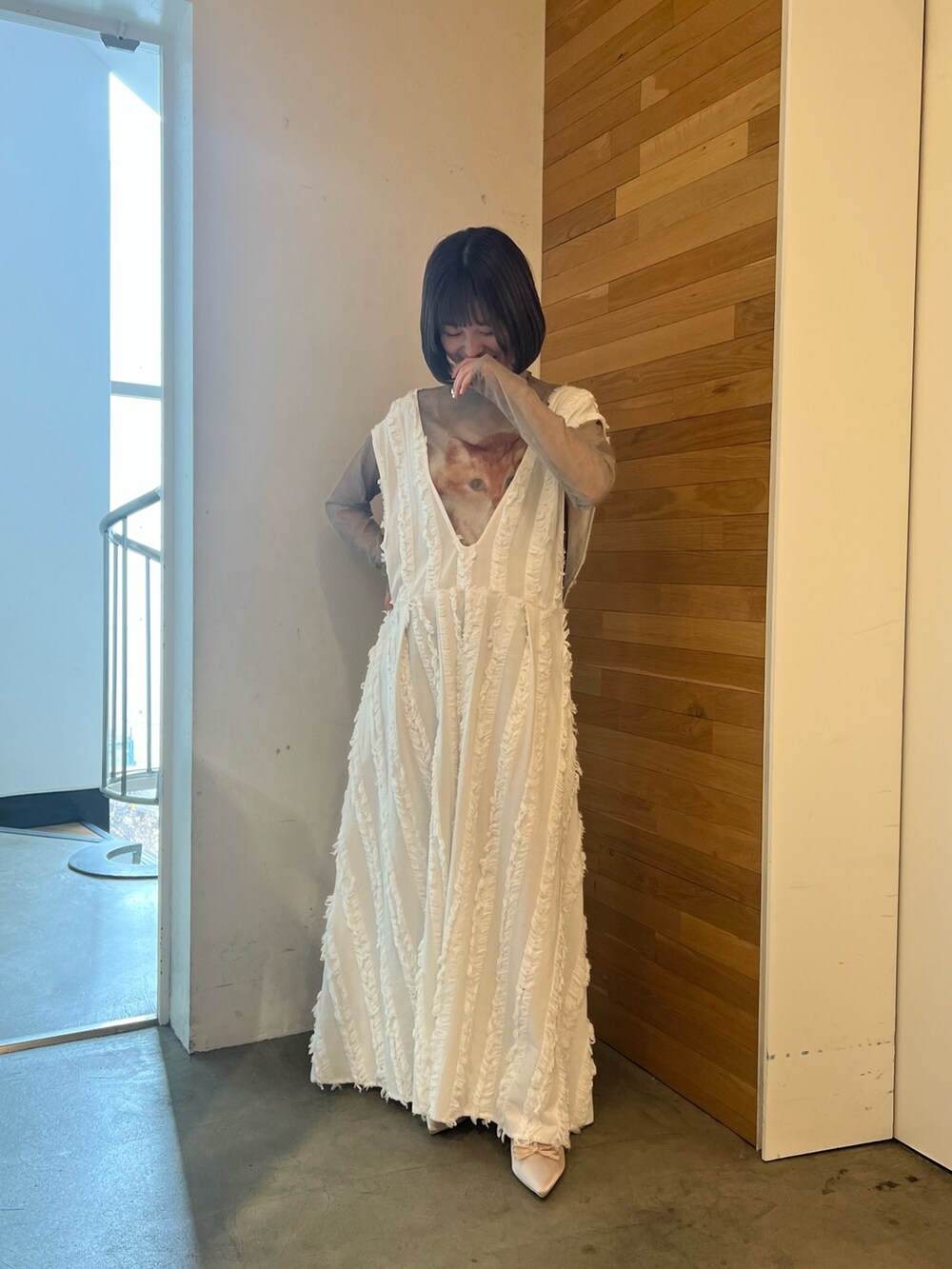 ホワイト系のワンピース、ベージュ系のTシャツ/カットソー、ベージュ系のパンプスを着用したレディースの春コーディネートの3枚目の写真