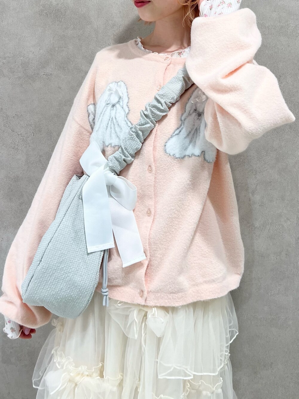 ピンク系のTシャツ/カットソー、ホワイト系のスカート、ホワイト系のスニーカーを着用したレディースの秋コーディネートの8枚目の写真