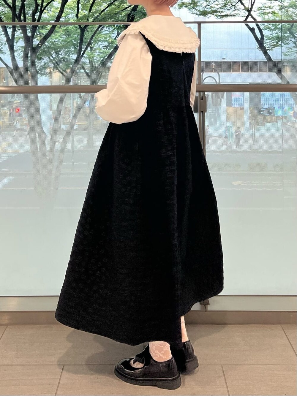 ホワイト系のシャツ/ブラウス、ブラック系のその他シューズ、ブラック系のワンピースを着用したレディースの秋コーディネートの3枚目の写真