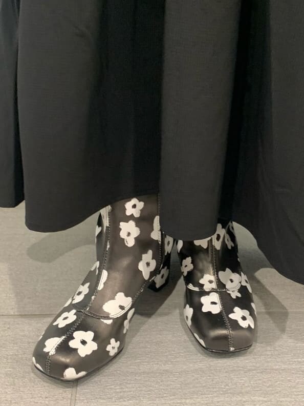 ブラック系のブーツ、ブラック系のニット/セーター、ブラック系のワンピースを着用したレディースの冬コーディネートの7枚目の写真