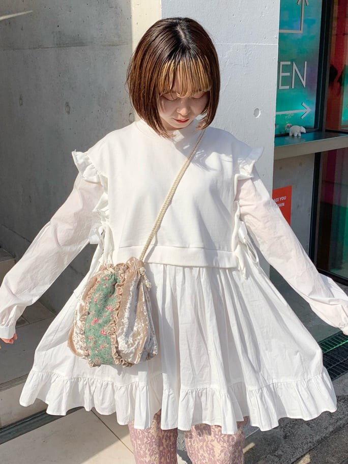 ホワイト系のハンドバッグ、パープル系のその他パンツ、ホワイト系のワンピースを着用したレディースの冬コーディネートの4枚目の写真