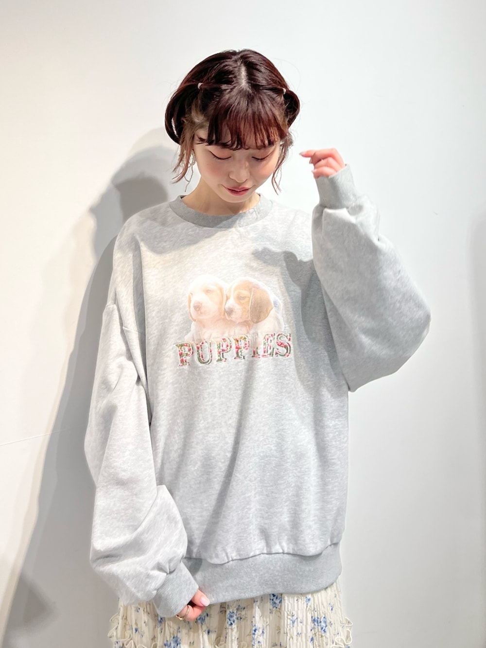 ホワイト系のショルダーバッグ、ホワイト系のスニーカー、ブルー系のスカートを着用したレディースの冬コーディネートの7枚目の写真