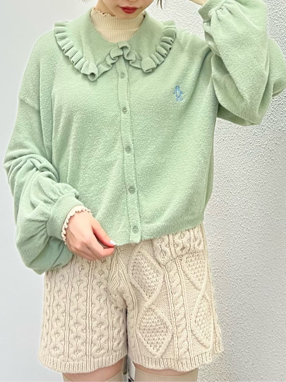 ホワイト系のその他パンツ、ホワイト系のニット/セーター、ホワイト系のローファーを着用したレディースの秋コーディネートの5枚目の写真