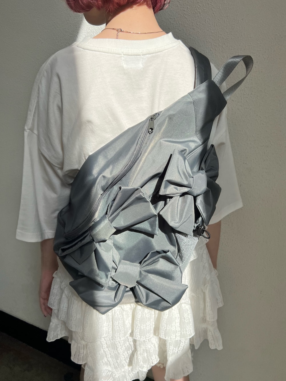 ホワイト系のTシャツ/カットソー、ホワイト系のスカート、ホワイト系のスニーカーを着用したレディースの春コーディネートの8枚目の写真