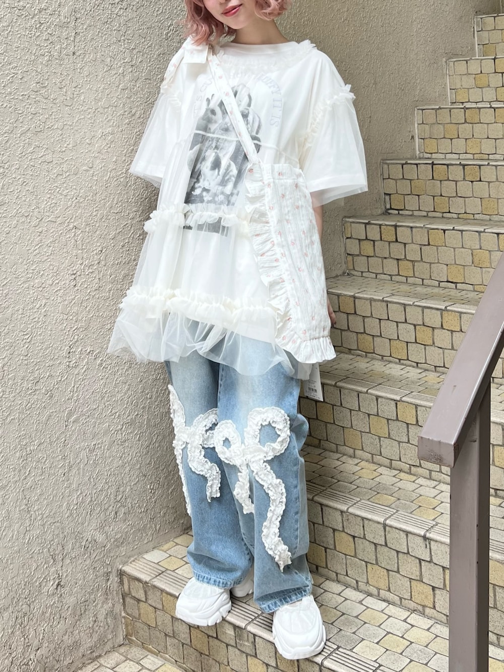 ホワイト系のTシャツ/カットソー、ホワイト系のシャツ/ブラウス、ブルー系のデニムパンツを着用したレディースの春コーディネートの4枚目の写真