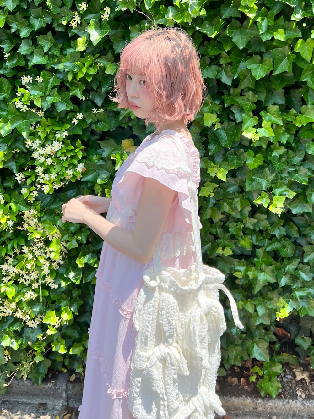 ピンク系のワンピース、ピンク系のキャミソール、ホワイト系のトートバッグを着用したレディースの夏コーディネートの10枚目の写真