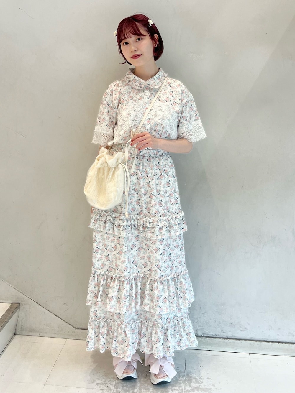 ピンク系のシャツ/ブラウス、ピンク系のスカート、ホワイト系のショルダーバッグを着用したレディースの春コーディネートの6枚目の写真