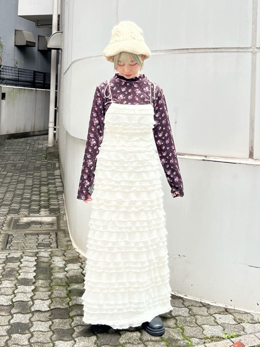 ブラック系のブーツ、ブルー系のその他アウター、グレー系のTシャツ/カットソーを着用したレディースの秋コーディネートの7枚目の写真