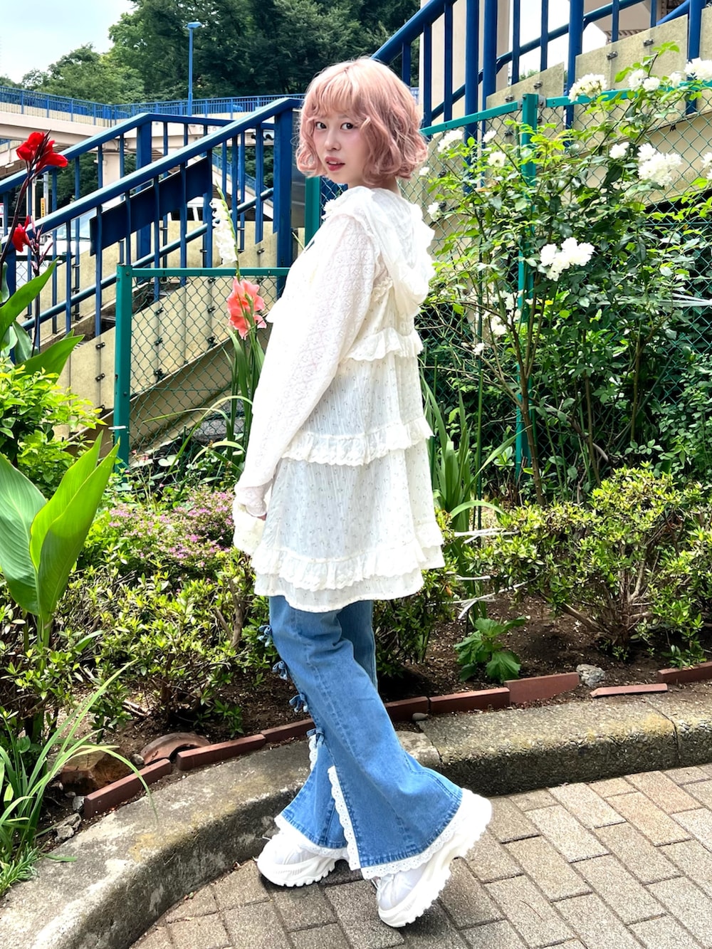 ホワイト系のチュニック、ホワイト系のTシャツ/カットソー、ブルー系のデニムパンツを着用したレディースの夏コーディネートの4枚目の写真