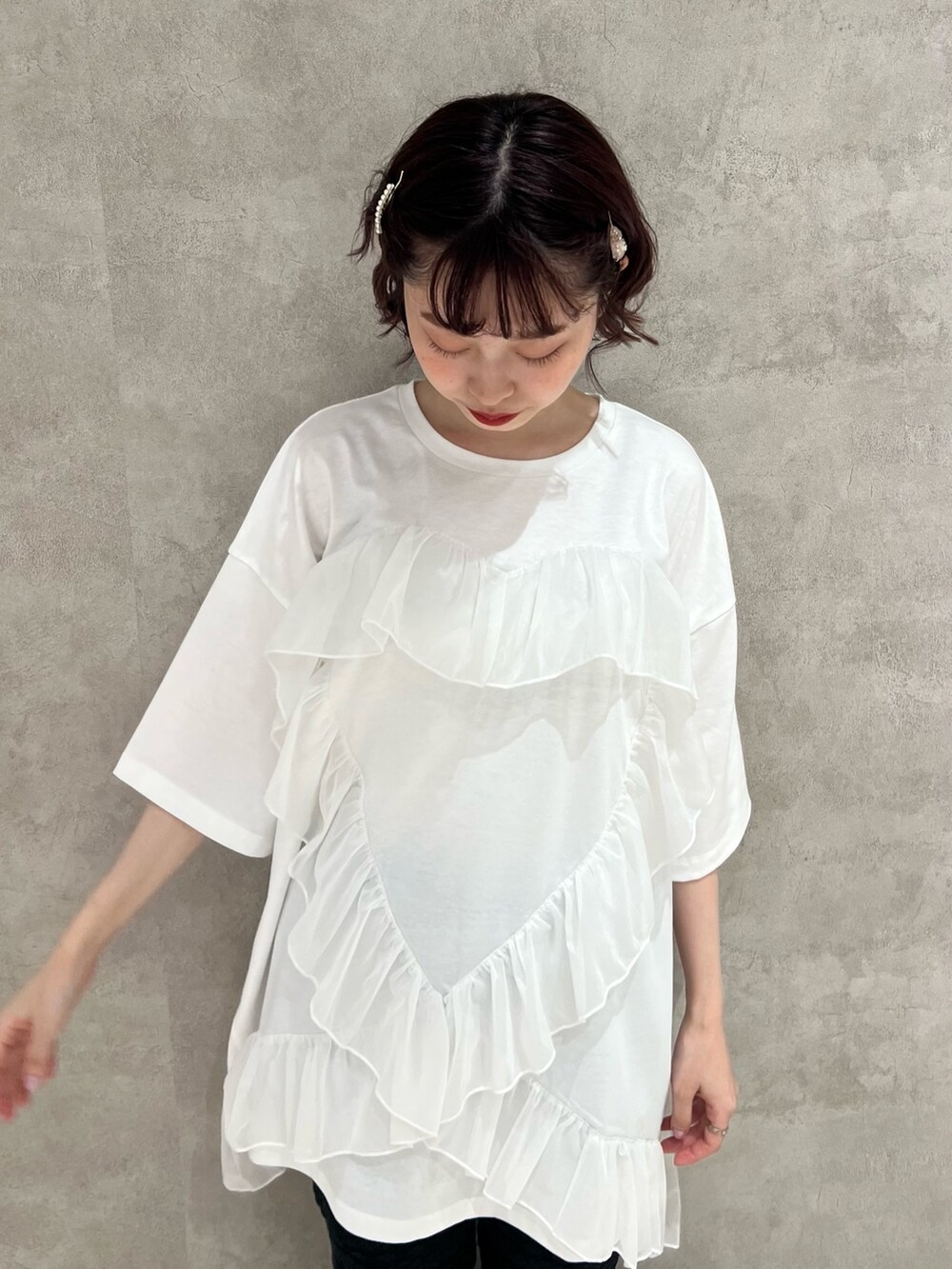 ブラック系のスウェットパンツ、ホワイト系のTシャツ/カットソー、ホワイト系のトートバッグを着用したレディースの夏コーディネートの8枚目の写真