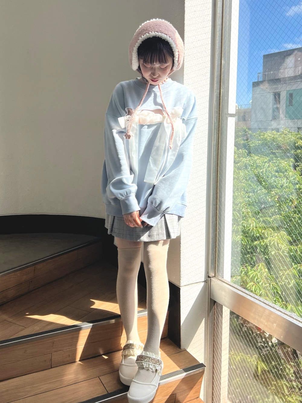 ブルー系のスウェット、グレー系のスカート、ピンク系のニット/セーターを着用したレディースの夏コーディネートの4枚目の写真