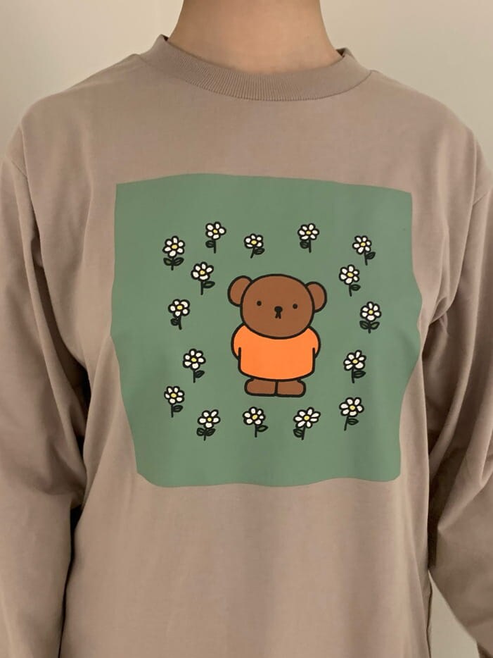 グリーン系のその他パンツ、ホワイト系のスニーカー、ホワイト系のハンドバッグを着用したレディースの夏コーディネートの4枚目の写真