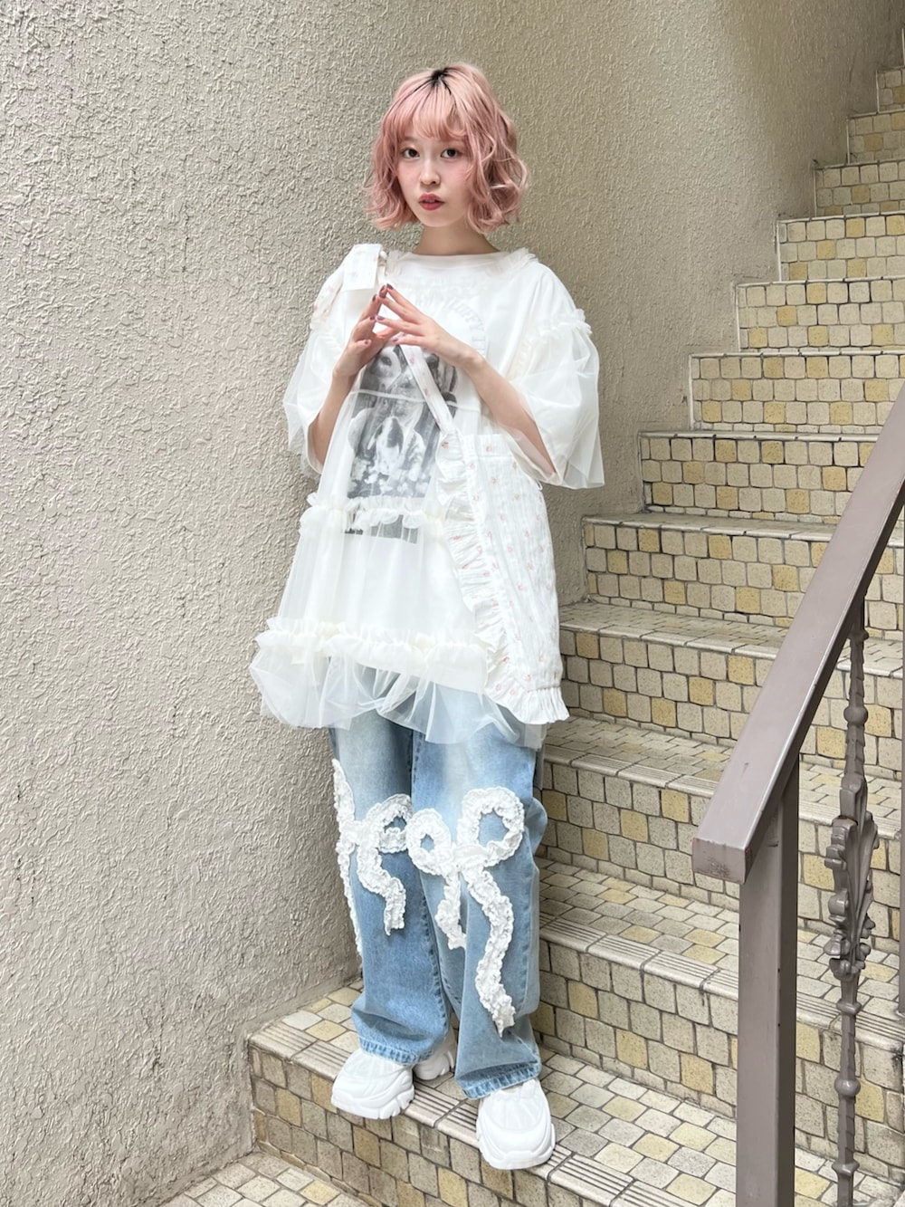 ホワイト系のTシャツ/カットソー、ホワイト系のシャツ/ブラウス、ブルー系のデニムパンツを着用したレディースの春コーディネートの6枚目の写真