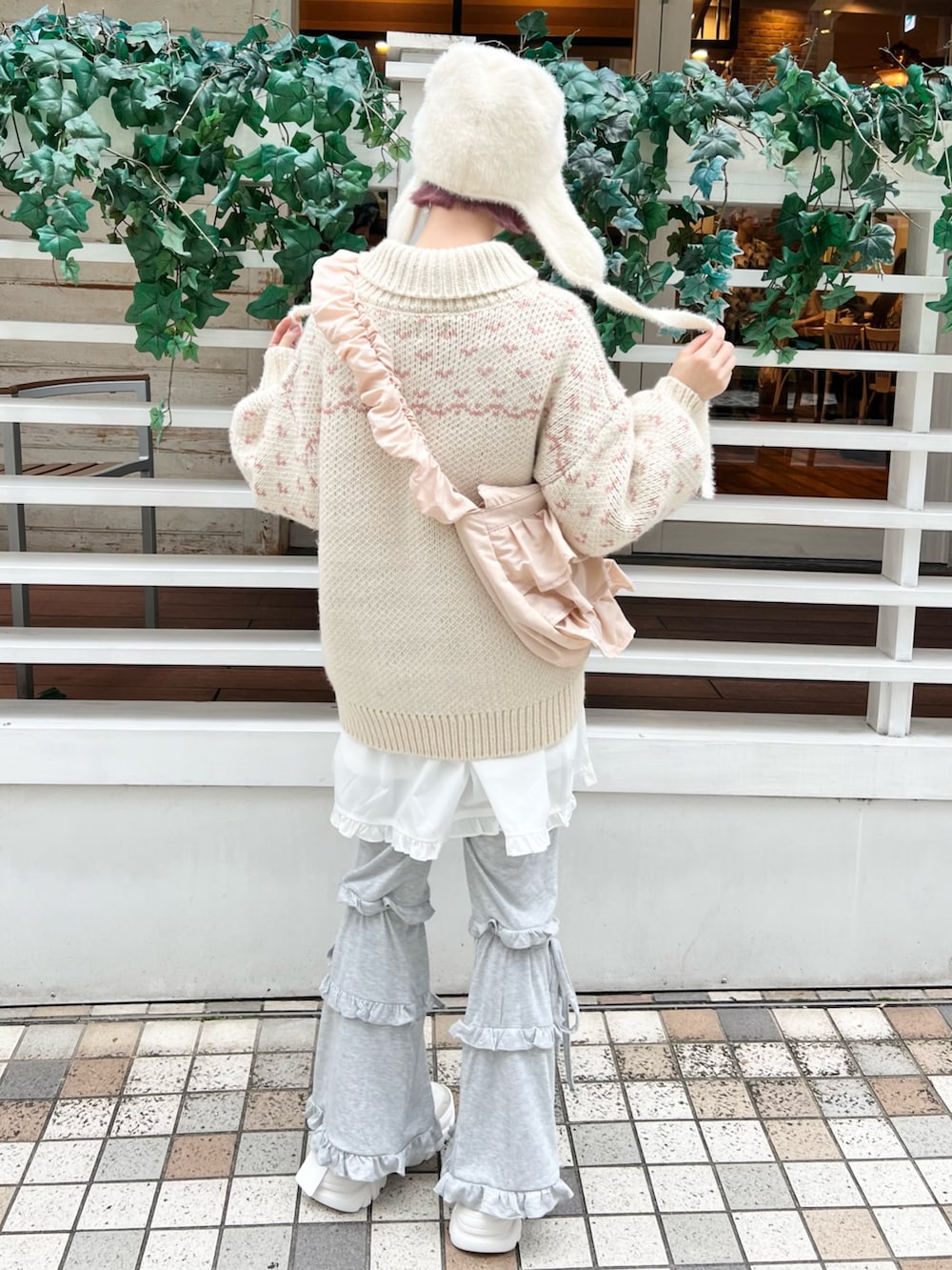 ピンク系のカーディガン/ボレロ、グレー系のスウェットパンツ、ピンク系のショルダーバッグを着用したレディースの秋コーディネートの4枚目の写真