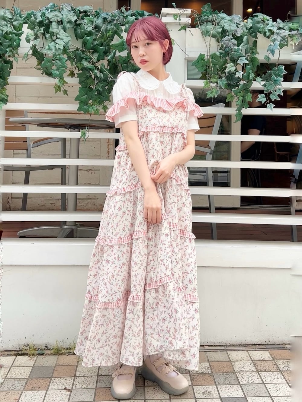 ホワイト系のシャツ/ブラウス、ピンク系のワンピース、ホワイト系のスニーカーを着用したレディースの春コーディネートの4枚目の写真