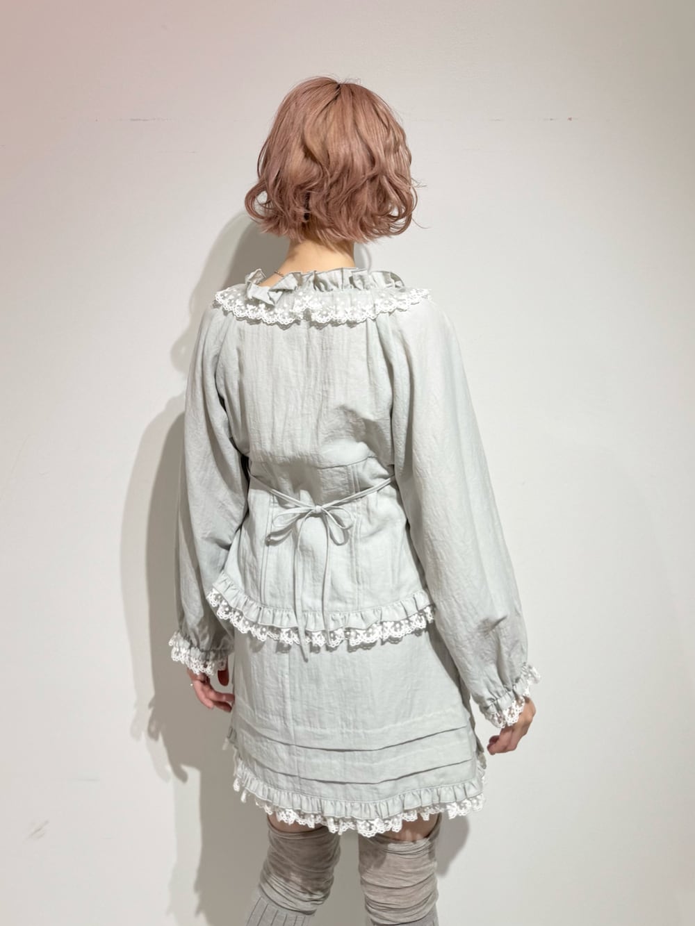 ブルー系のシャツ/ブラウス、ブルー系のスカート、ホワイト系のスニーカーを着用したレディースの冬コーディネートの8枚目の写真