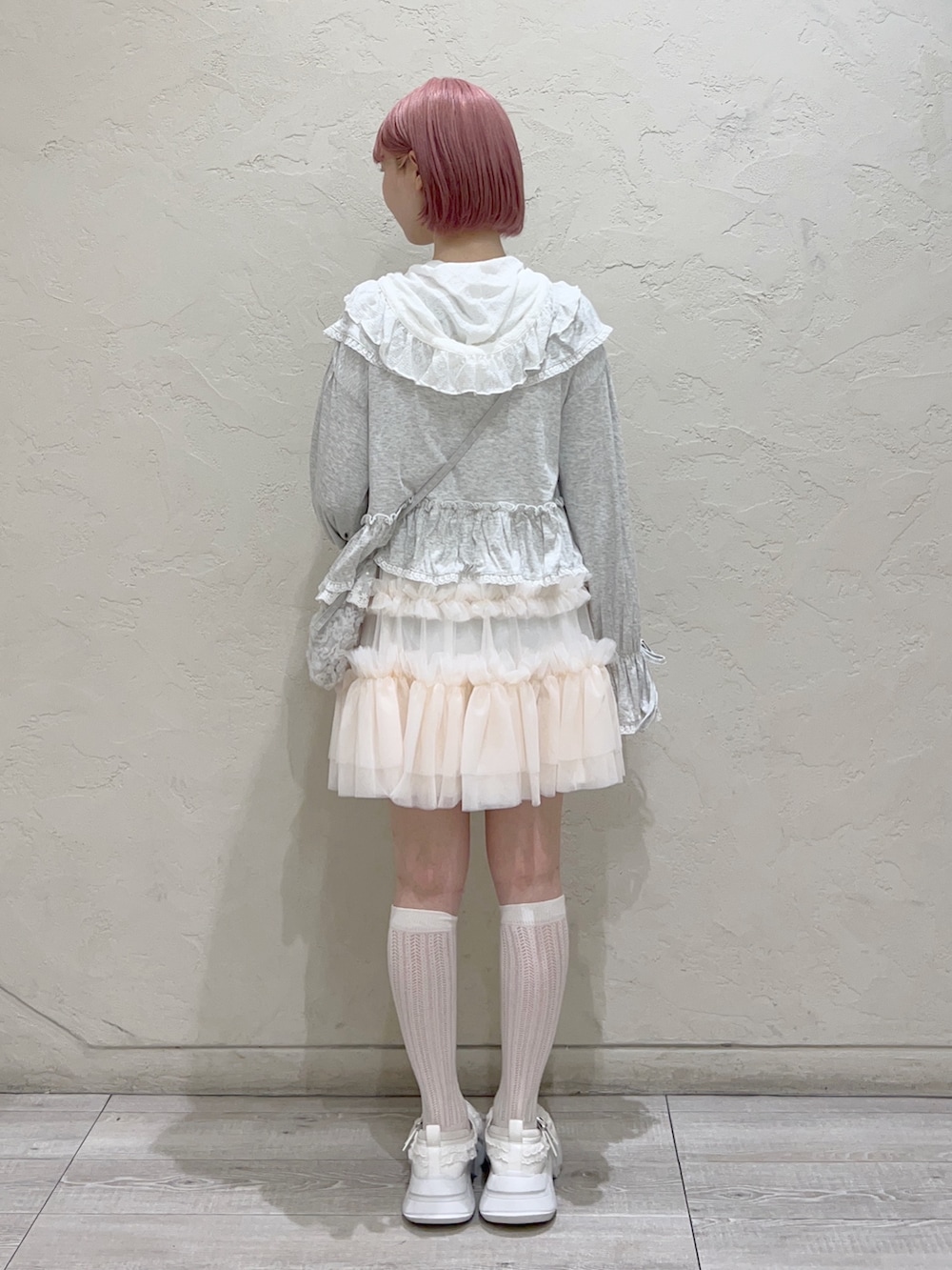 グレー系のカーディガン/ボレロ、ホワイト系のTシャツ/カットソー、ホワイト系のスニーカーを着用したレディースの夏コーディネートの4枚目の写真