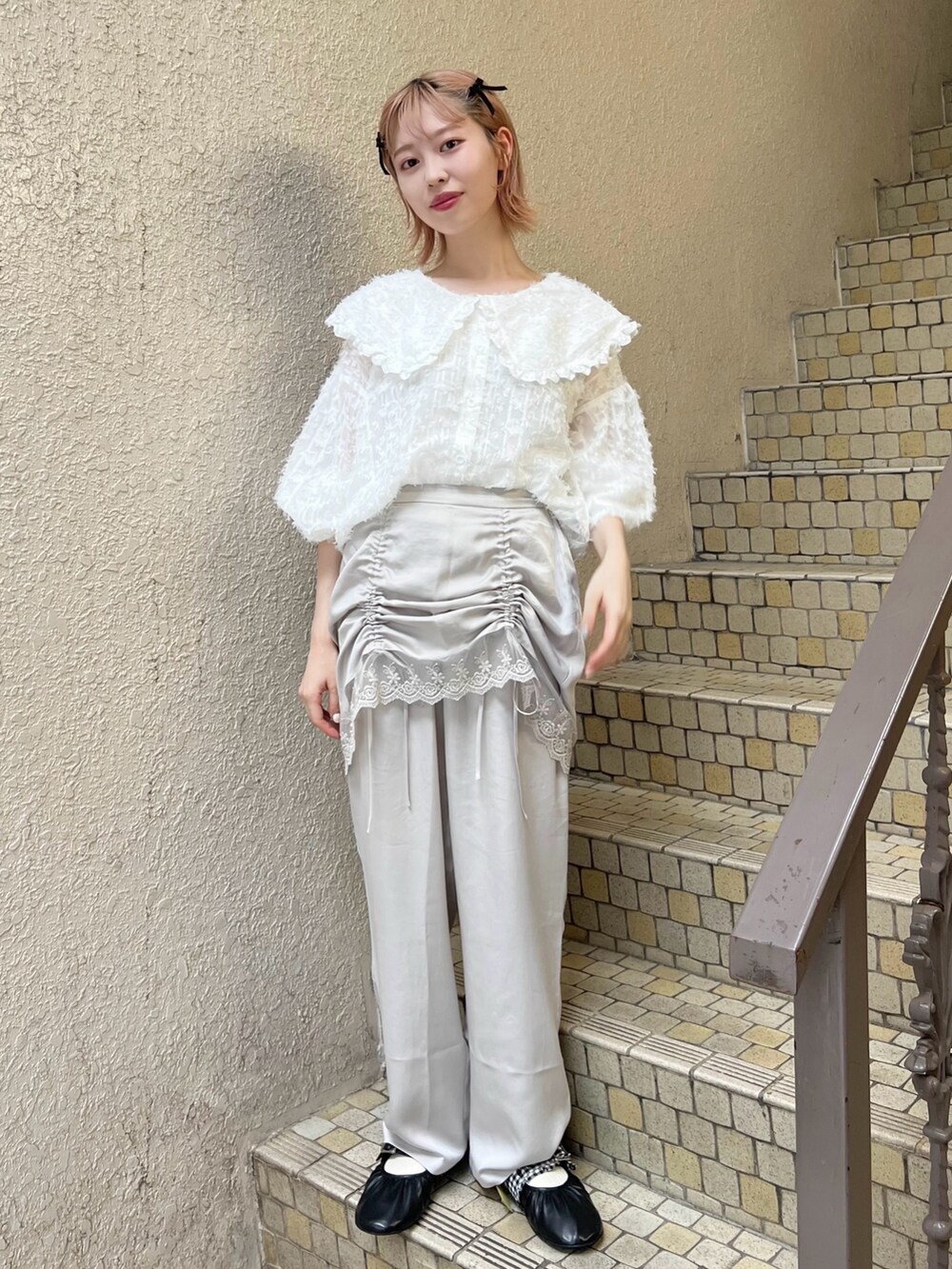 ホワイト系のシャツ/ブラウス、グレー系のスラックス、ブラック系のバレエシューズを着用したレディースの夏コーディネートの6枚目の写真